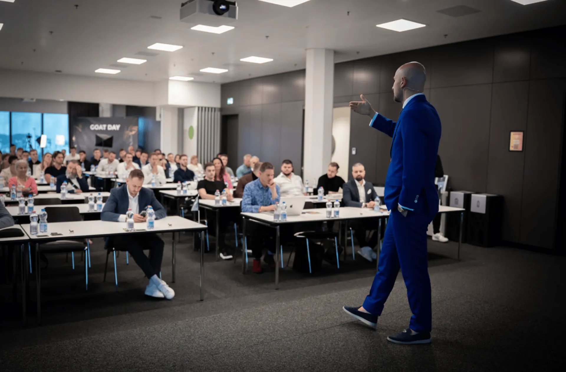 Alexander Tsasakos vor vollem Saal beim GOAT DAY